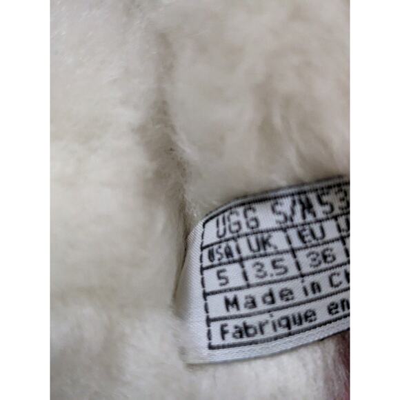 UGG australia Sz 5 White fuzzy Sherpa Shearling With bow thong slippers Sandals - Picture 4 of 5